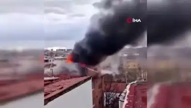 Bursa Osmangazi'de Çatı Yangını: 3. Kat Küle Döndü