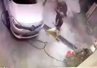 Bursa'da Tazyikli Su Şovu! Yıkamacı Hortumla Dans Etti