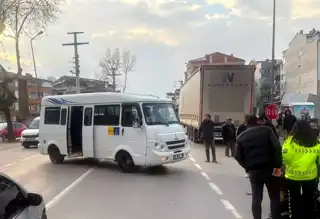 İnegöl'de Motosiklet-Minibüs Kazası: 2 Yaralı