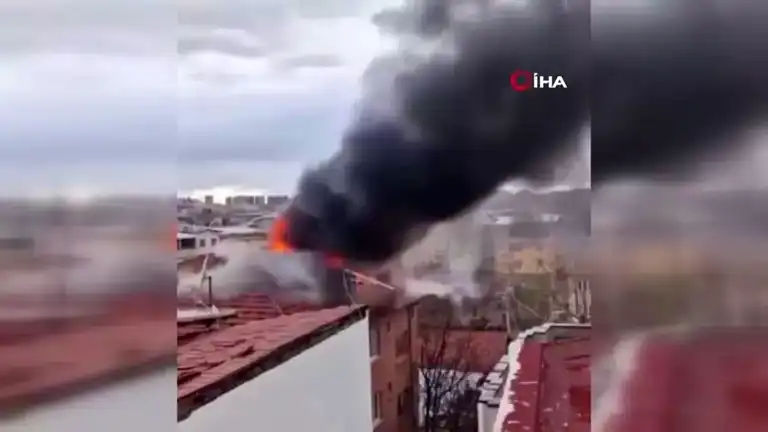 Bursa Osmangazi'de Çatı Yangını: 3. Kat Küle Döndü