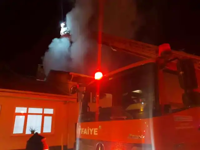 Ahşap Bina Yandı: İtfaiye Ekipleri Müdahale Etti