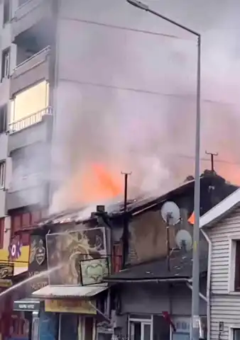 Mudanya'da İş Yeri Yanarak Küle Döndü