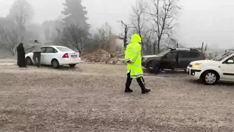 Kar Yağışı, Batı Bölgesinde Sürücülere Zor Anlar Yaşatıyor
