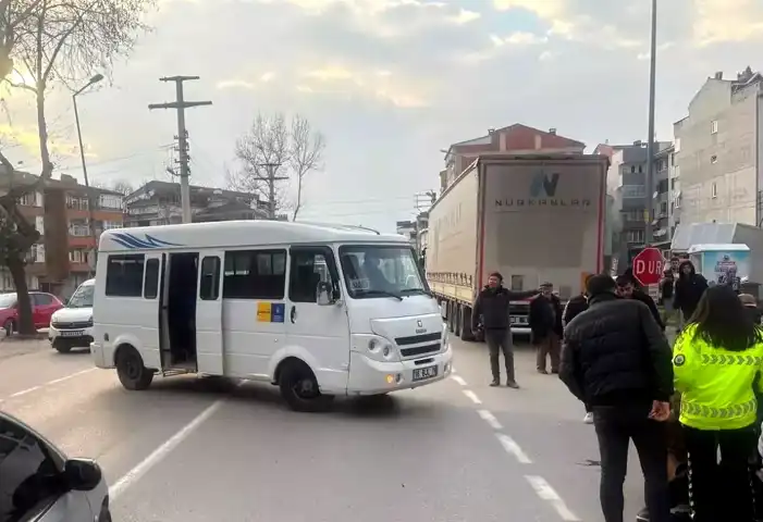 İnegöl'de Motosiklet-Minibüs Kazası: 2 Yaralı