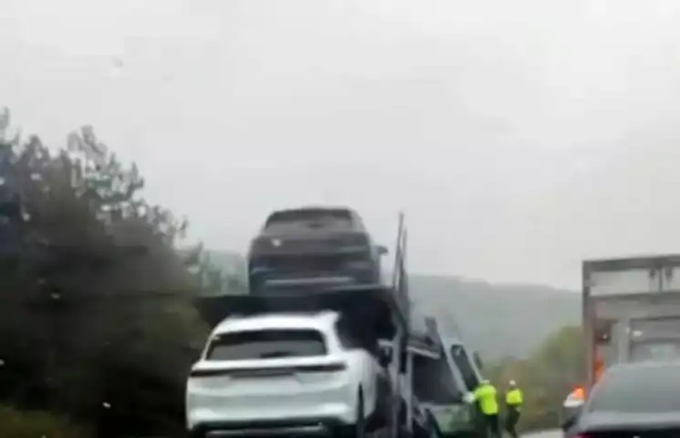 Yağışlı Hava Kazası: Tır Yol Kenarında