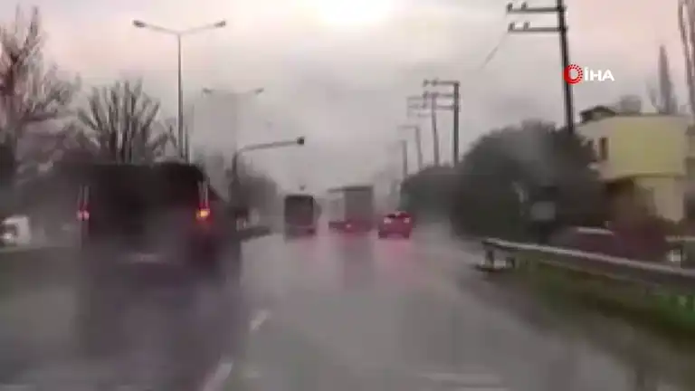 Yağmurda Tır Dorsesi Kaydı! Kameralar Kaydı Yakaladı