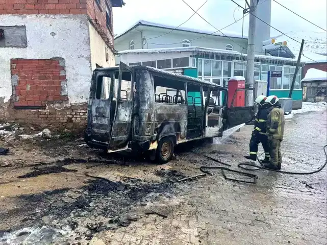 İznik'te Servis Minibüsü Yanarak Küle Döndü
